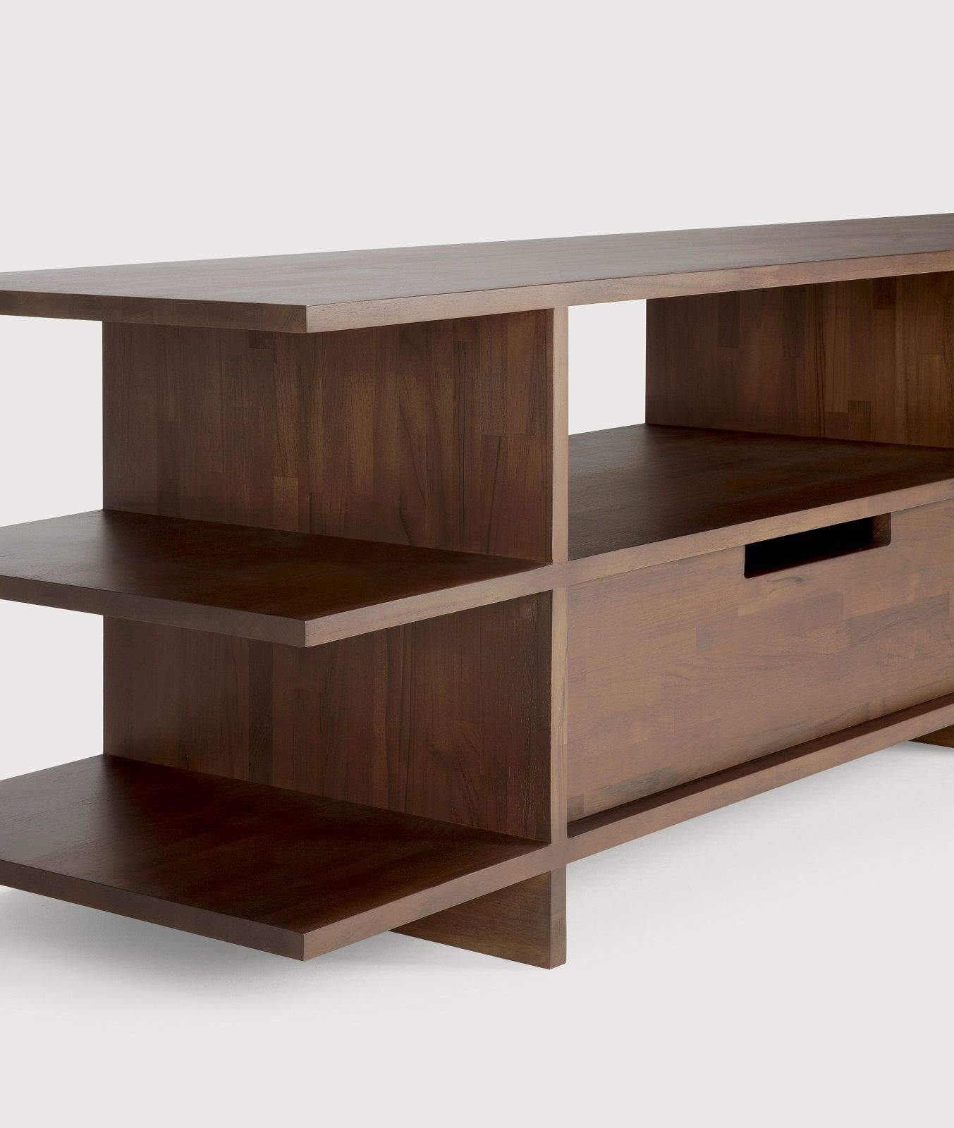 Kabuki TV Anrichte von Ethnicraft, dunkelbraunes Teakholz mit zwei Schubladen und offenen Regalfächern.