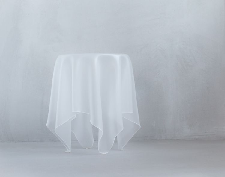 Essey Illusion Beistelltisch in Eisweiß: Einzigartiger, schwebender Design-Tisch für moderne Wohnräume.