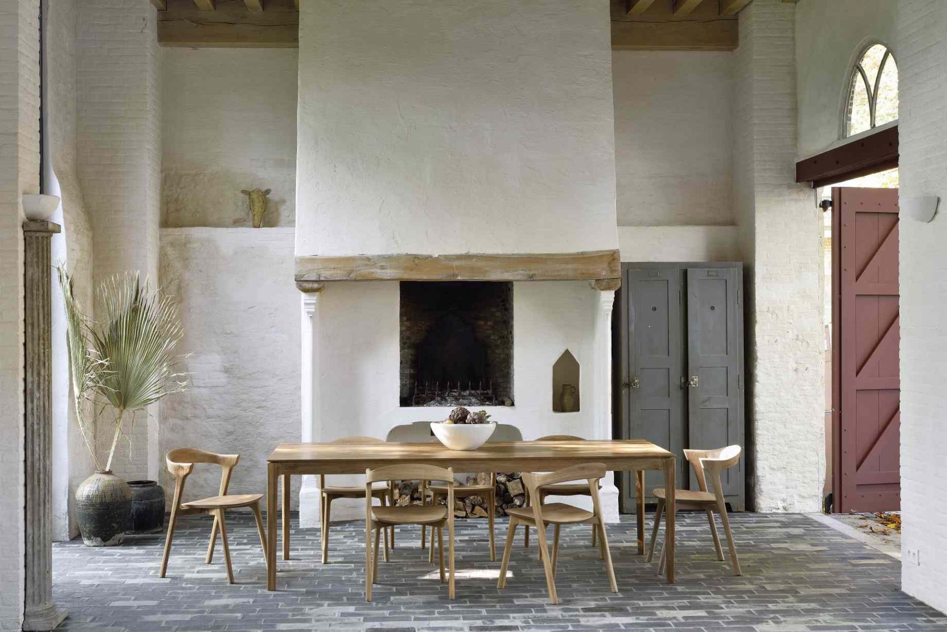 Esszimmer mit Ethnicraft Teak Stühlen und Tisch. Skandinavisches Design für stilvolles Wohnen.