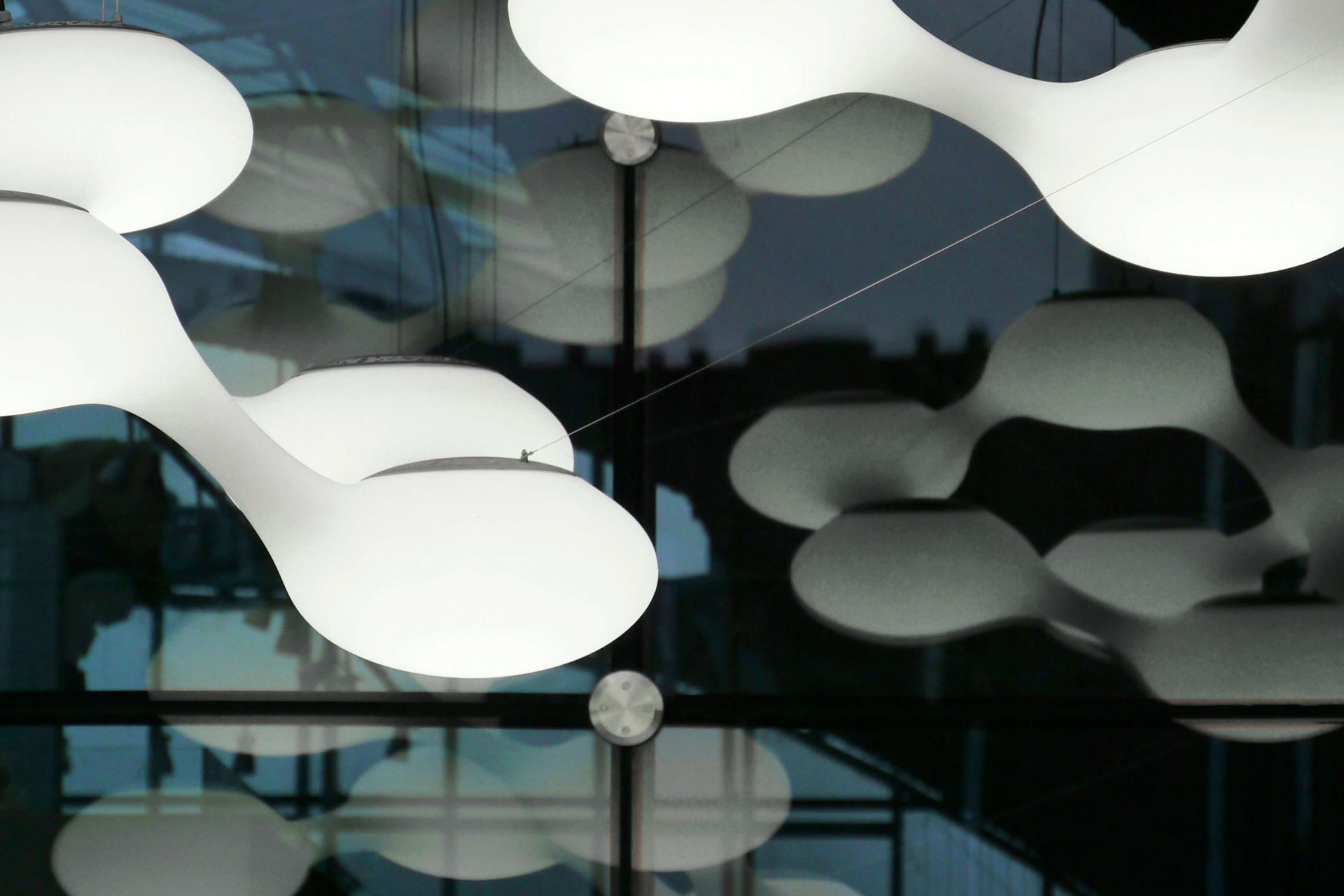 Weiße Cosmo Pendelleuchte Next mit organischen Formen und sanftem Licht, moderne Deckenleuchte.