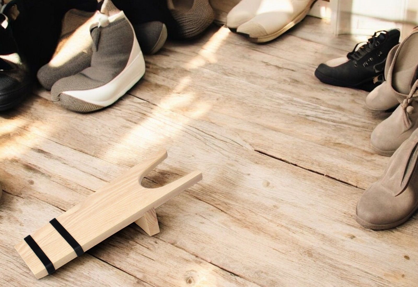Helping Friend Schuhauszieher aus Holz mit Schuhen auf einem Holzboden für einfaches Ausziehen.