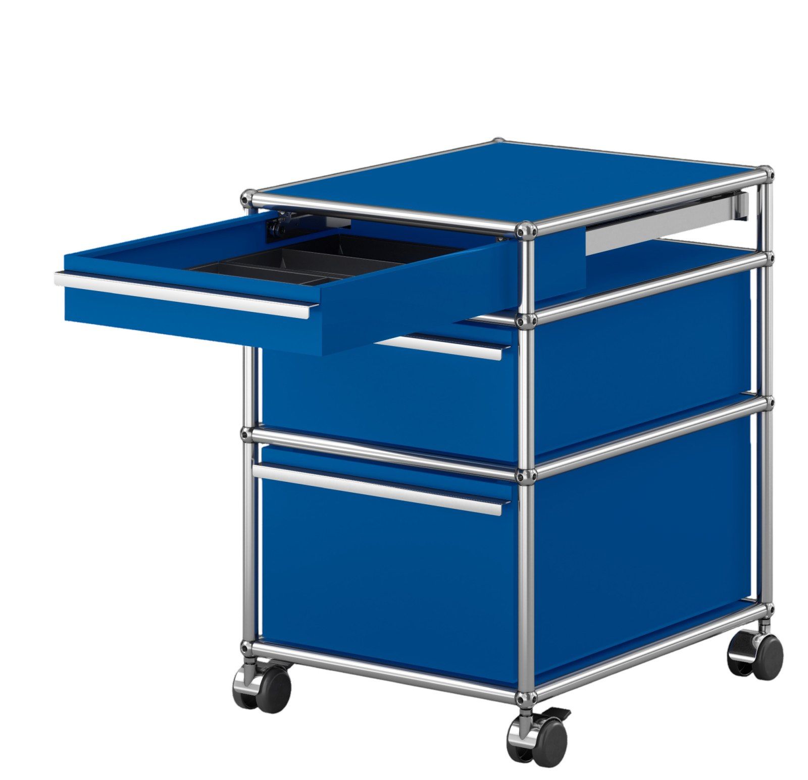 USM Haller Rollcontainer enzianblau mit drei Schubladen, eine Schublade ist geöffnet, Chromgestell und Rollen.