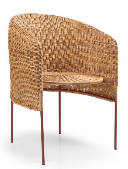 Caribe Natural Dining Chair: Geflochtener Outdoor Stuhl von Ames mit rotem Metallgestell.
