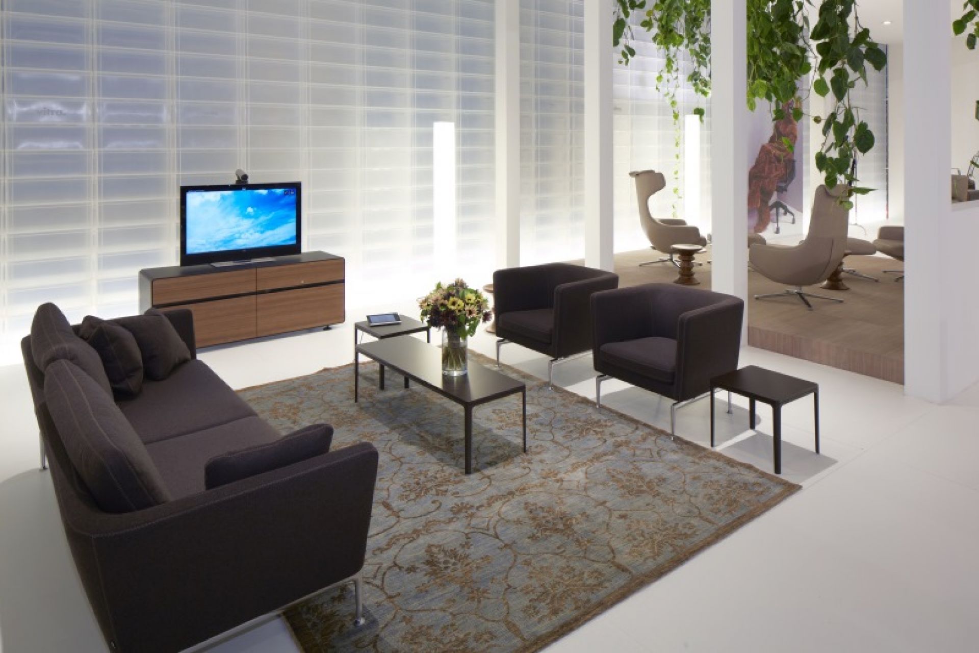 Wohnzimmer mit zwei grauen Suita Club Sesseln von Vitra und passendem Sofa.