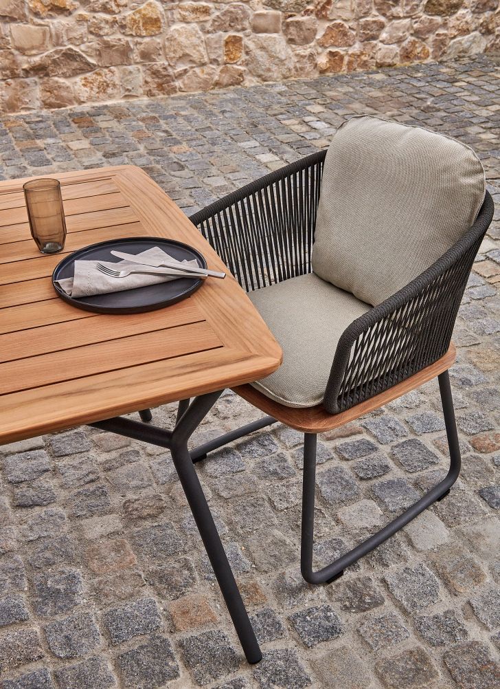 Denia Teak Esstisch von Weishäupl mit Stuhl für den Garten oder Terrasse.