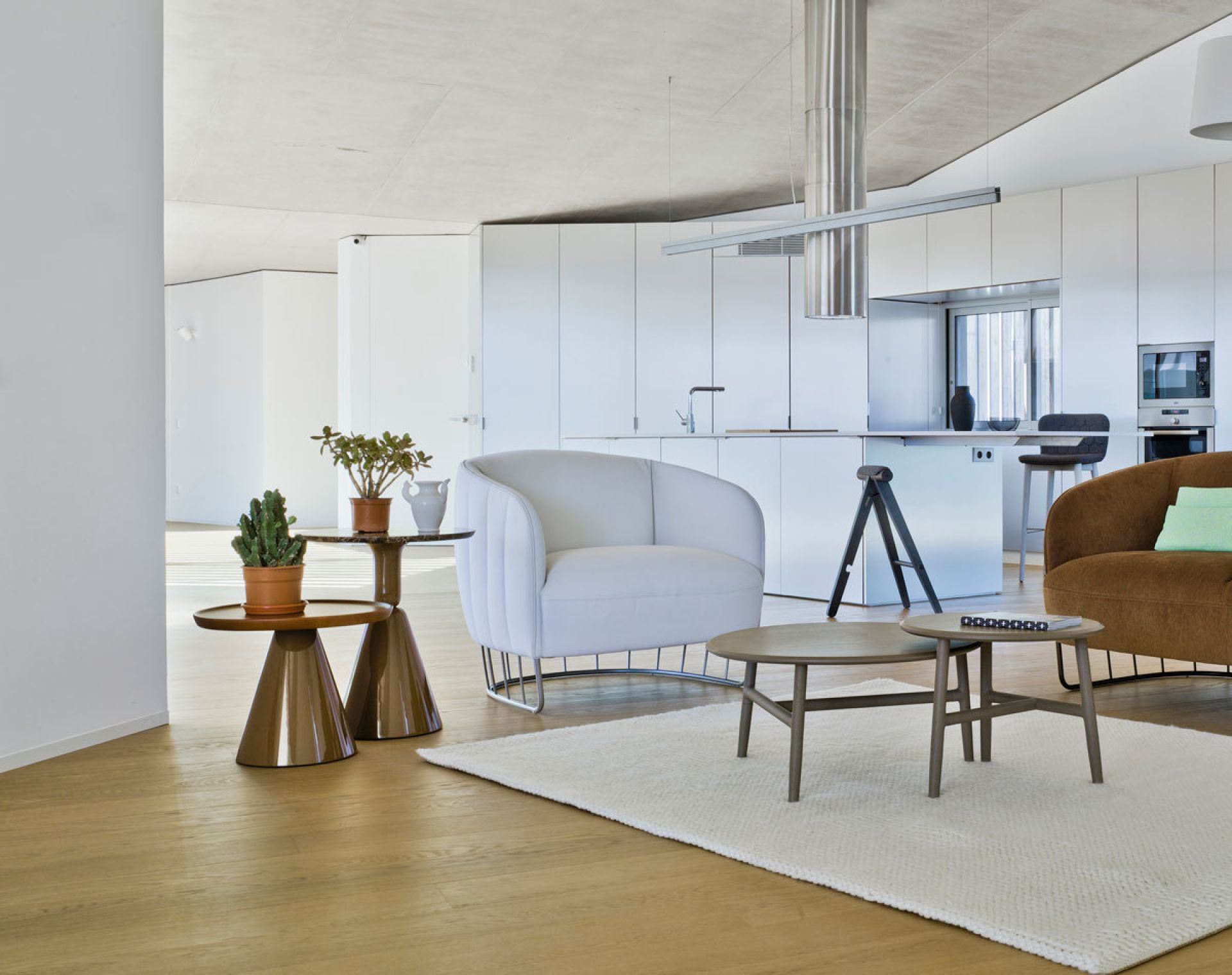 Moderner Wohnraum mit Pion Petra Beistelltisch von Sancal in Gold und Zimmerpflanzen.