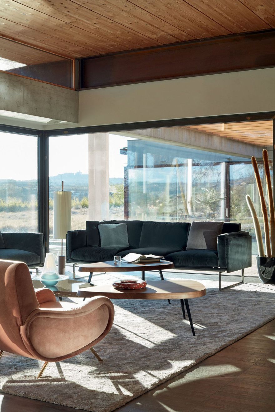 Modernes Wohnzimmer mit Cassina 3-Sitzer Sofa in dunklem Stoff und passenden Möbeln.