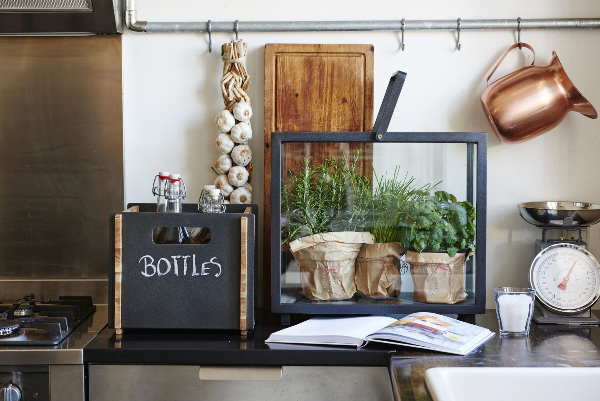 Rechteckige Cane-Line Lighthouse Laterne aus Teakholz und Glas mit Kräutern in einer Küche.