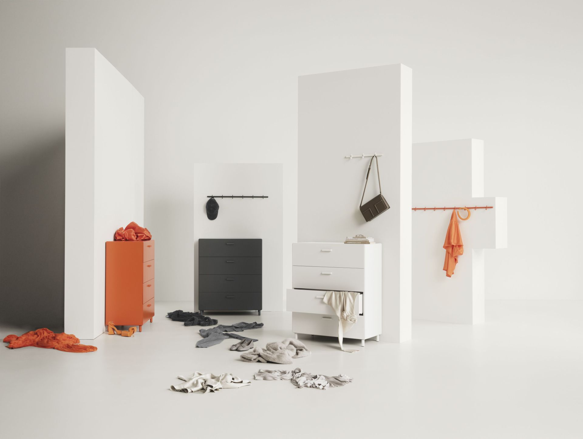 Graue Kommode von String Furniture mit Relief Beinen im 4er Set. Möbel für Schlafzimmer.