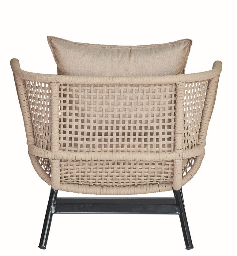 Rückansicht des Suka Lounge Sessels von Jan Kurtz in Taupe mit Kissen.