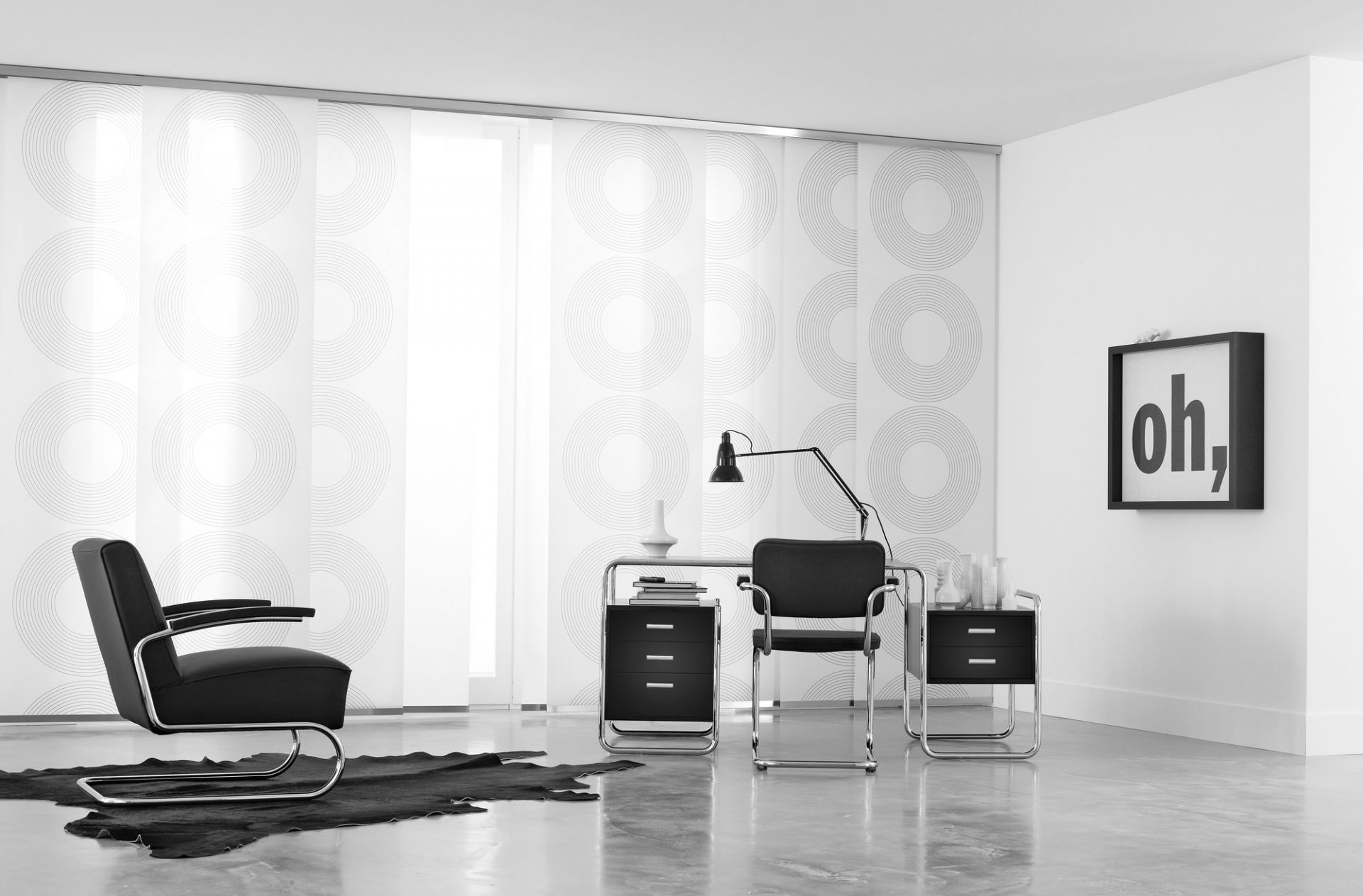 S 285 Stahlrohr Schreibtisch von Thonet mit passendem Stuhl und Beistelltisch in einem minimalistischen Büro.