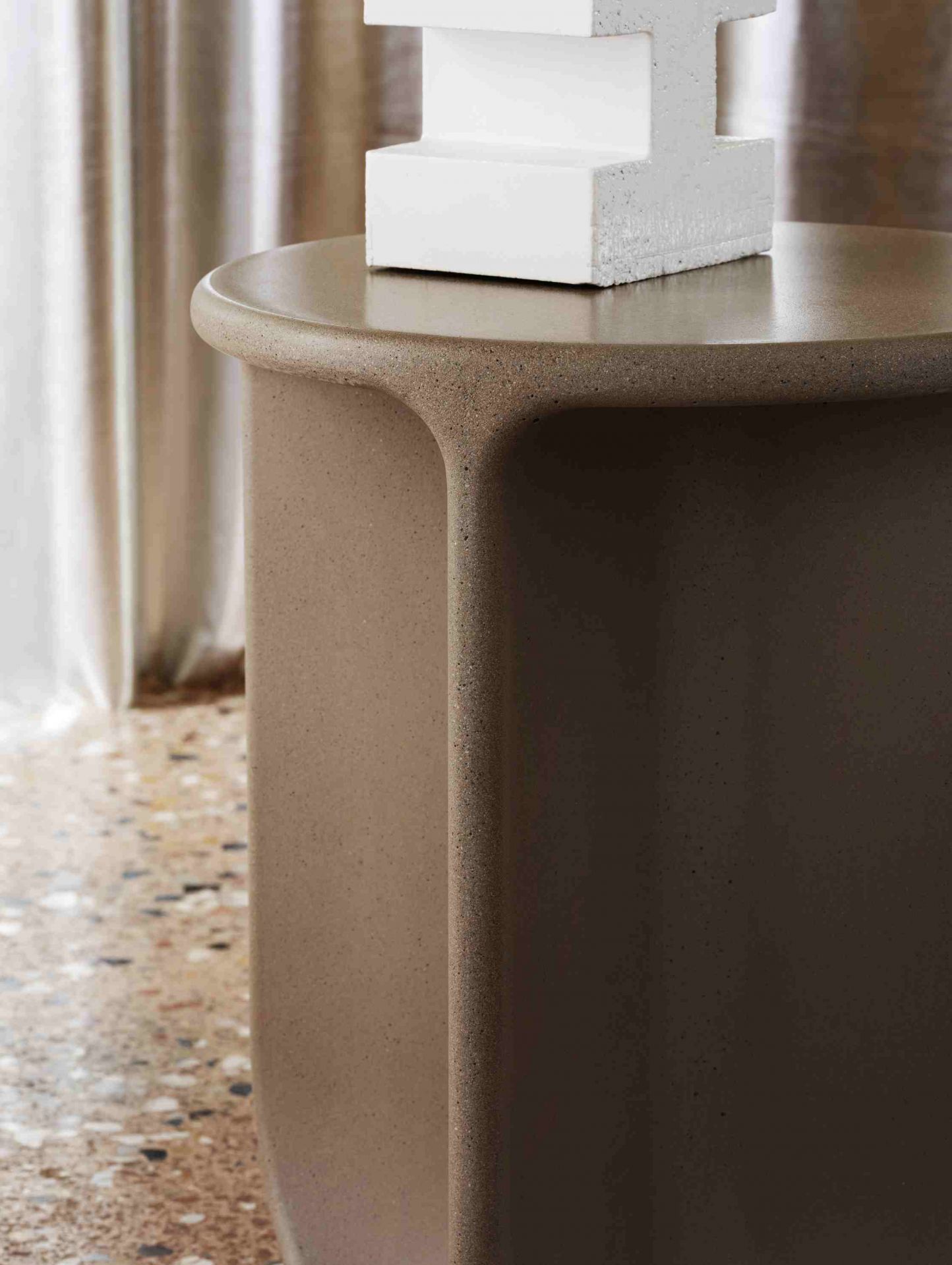 Detailaufnahme des Pinto Beistelltisches Ø 35 cm von Miniforms in Anis-Optik. Runder, moderner Tisch.