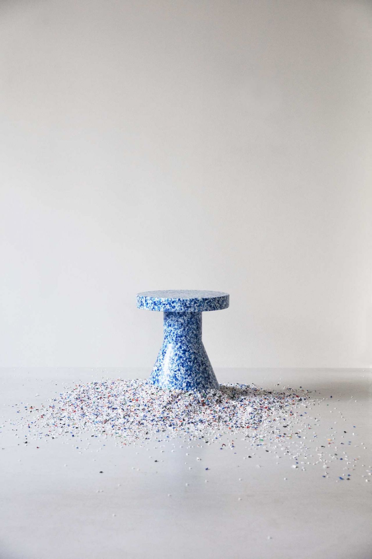 Blauer Bit Stool Cone Hocker von Normann Copenhagen, gefertigt aus recyceltem Kunststoff.