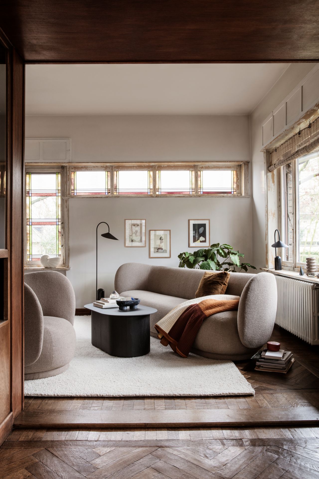 Wohnzimmer mit Rico Sofa von Ferm Living, beiger 3-Sitzer und passendem Sessel.