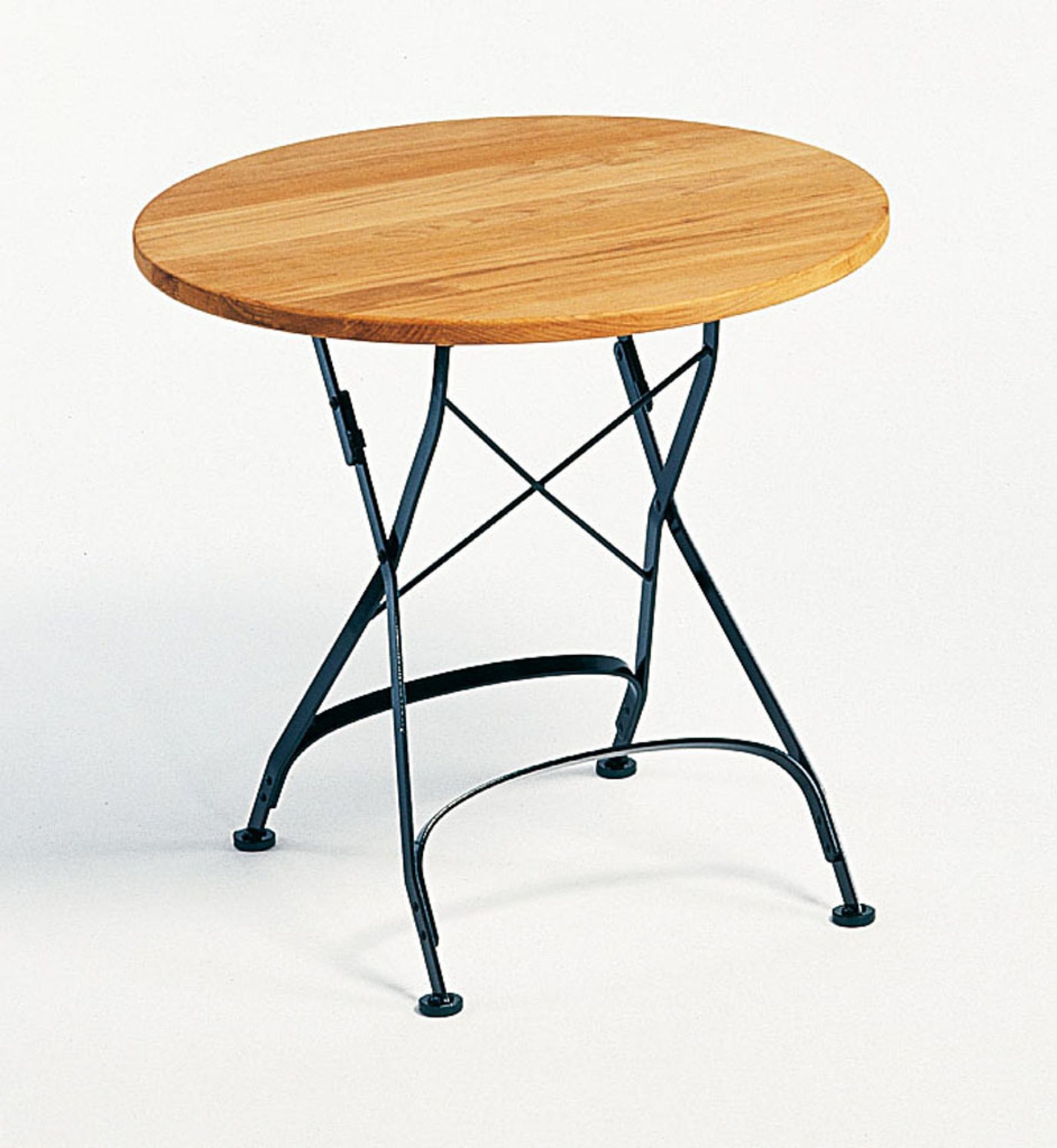 Classic Table Tisch klappbar Weishäupl mit runder Holzplatte und schwarzem, klappbarem Metallgestell.