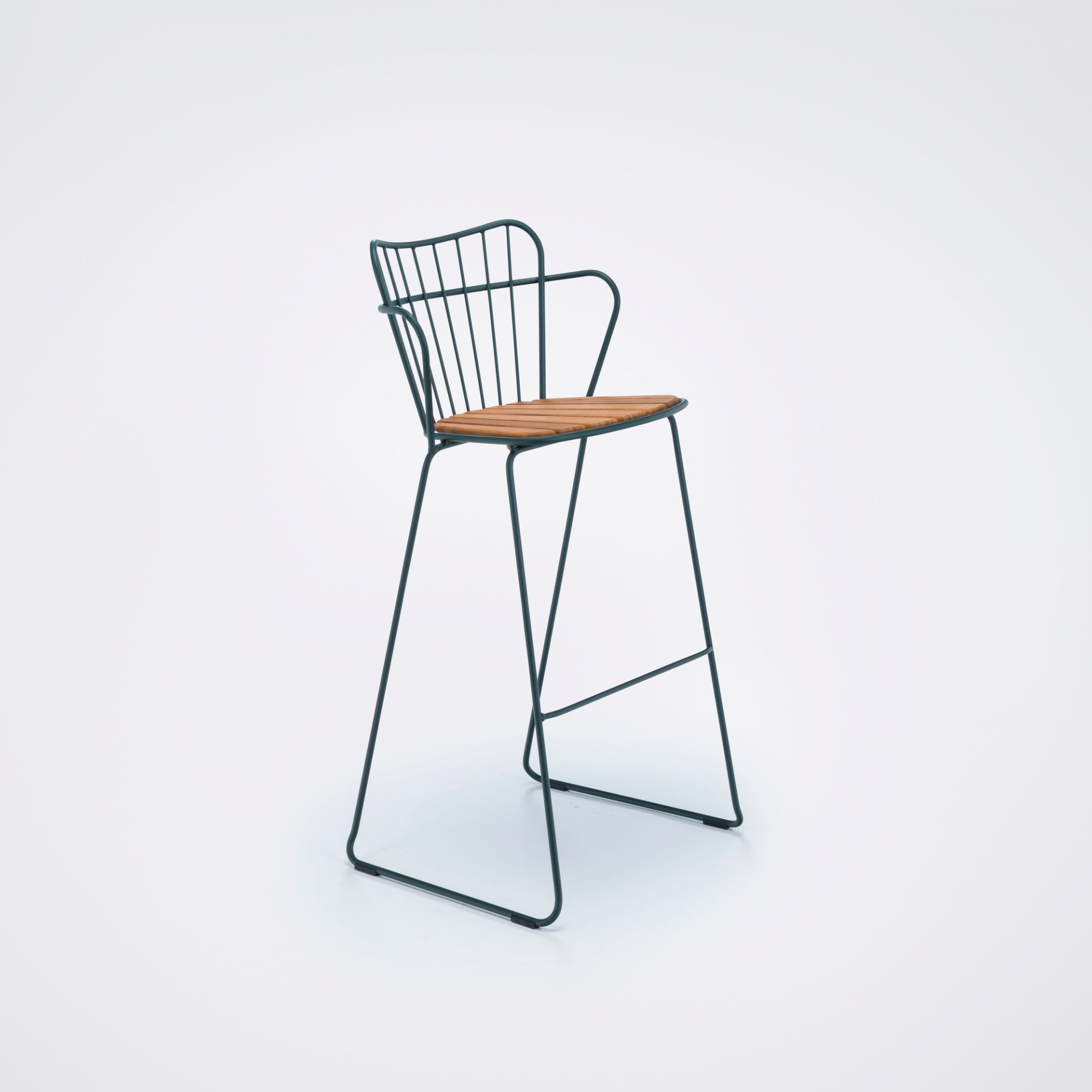 Paon Barhocker von Houe für den Außenbereich: Metallgestell mit Holz-Sitzfläche auf weißem Hintergrund.