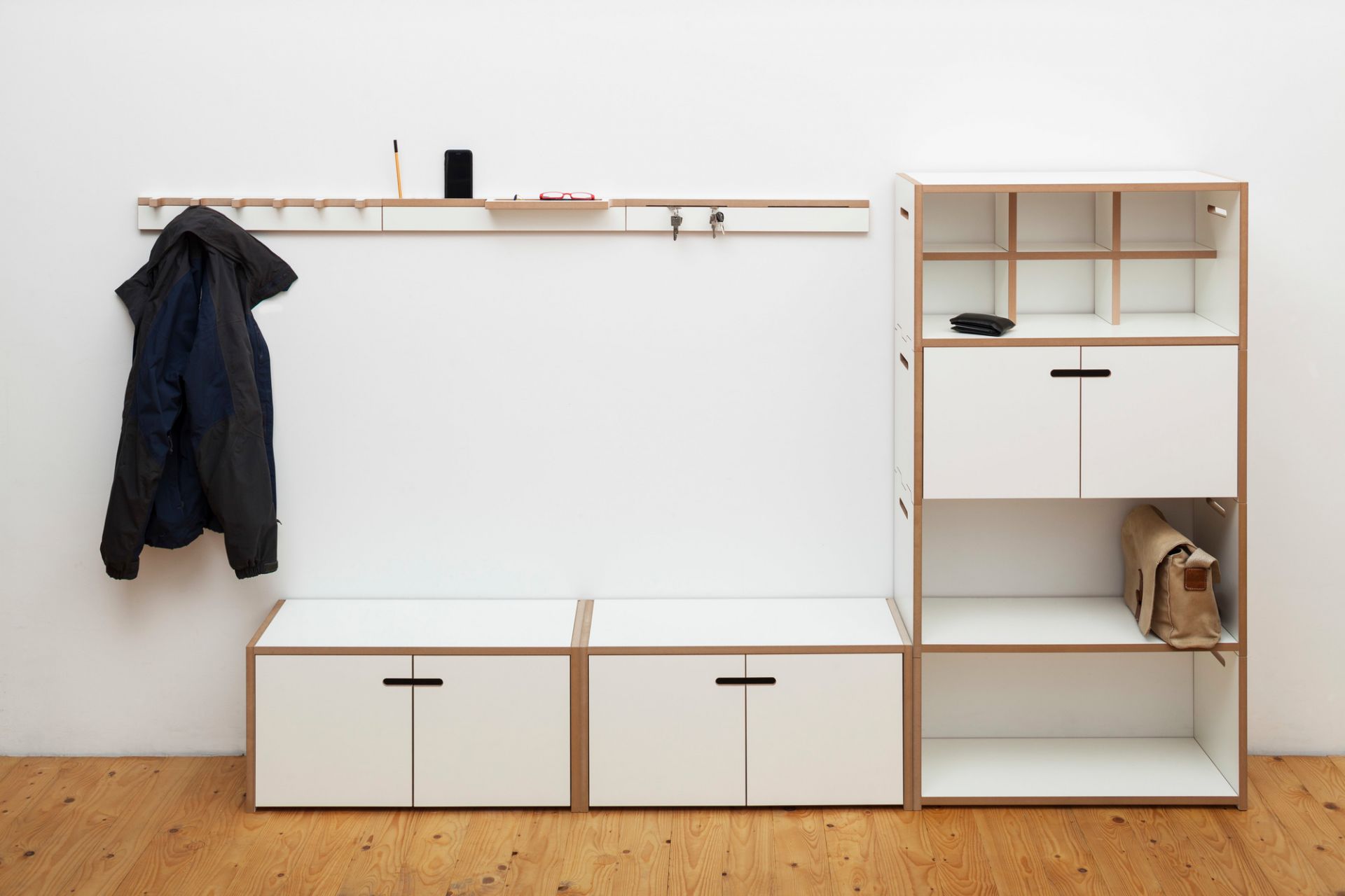 Tojo Grad Ablage: Garderobe mit Ablage, Hakenleiste, Schränken und Stauraum in Weiß und Holz.