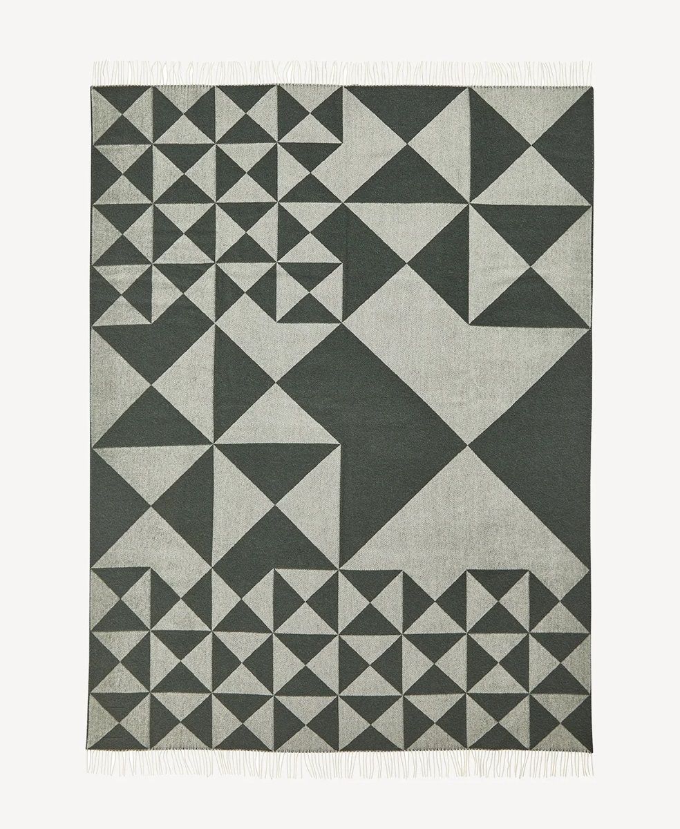 Dunkelgrüner Mirror Throw Überwurf mit geometrischem Dreiecksmuster, weiche Wohndecke für Sofa oder Bett.