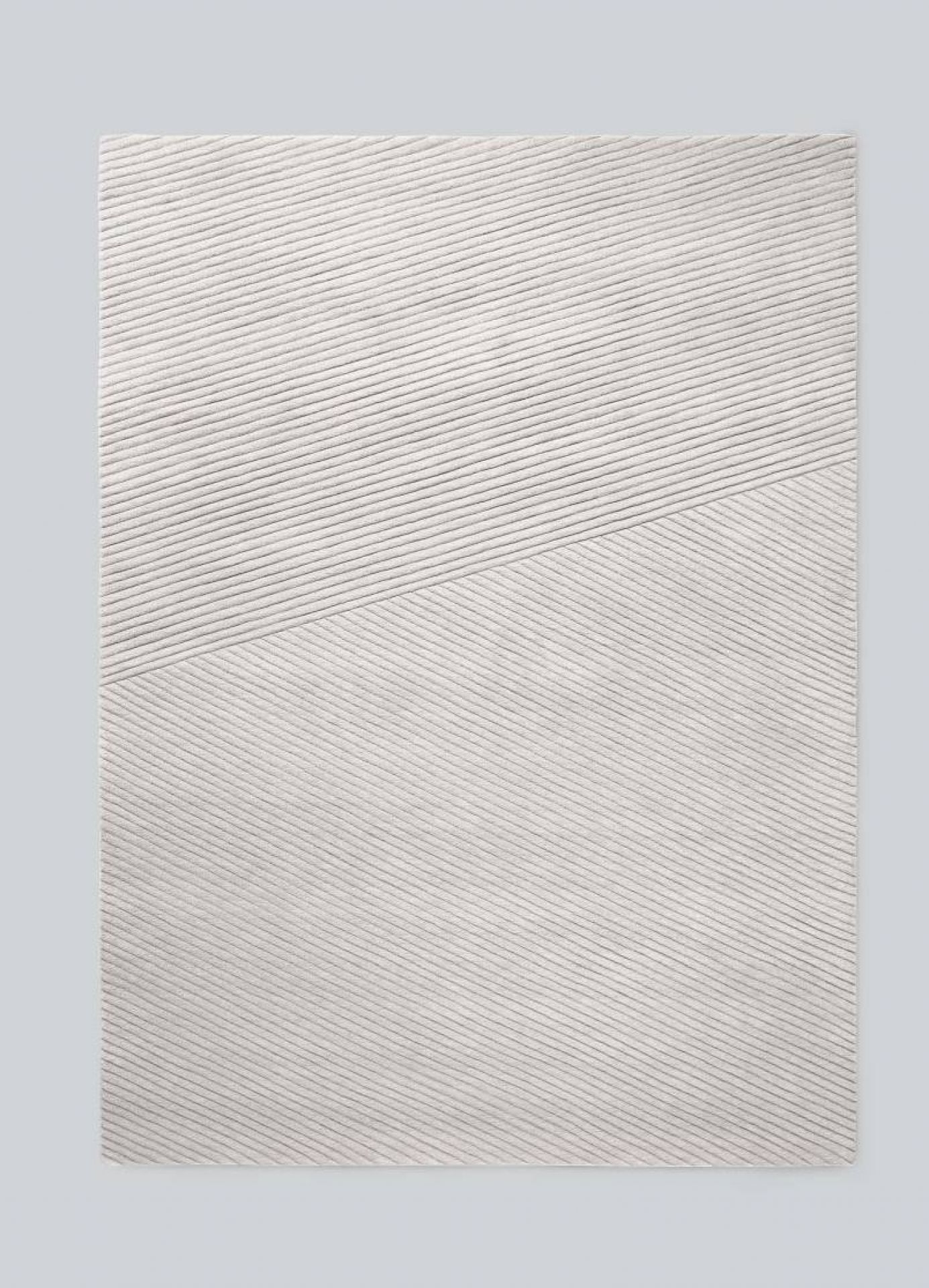 Hellgrauer Row Teppich von Northern mit feiner, linearer Struktur für Wohnzimmer und Schlafzimmer.