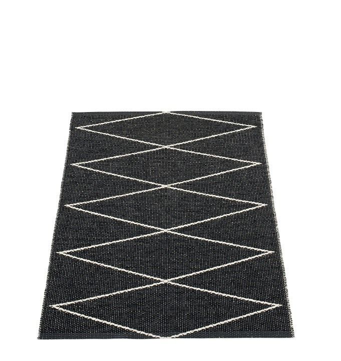 Schwarzer Max Kunststoffteppich von Pappelina, 70x100 cm, mit weißem Rautenmuster. Moderner Teppich für Innen und Außen.