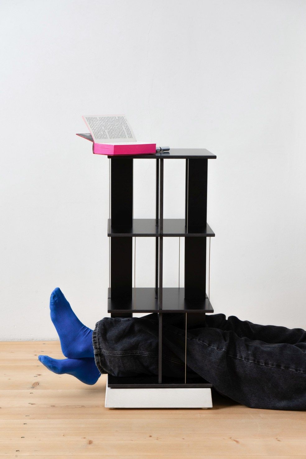 Buchstabler Bücherturm, DVD-Regal Nils Holger Moormann