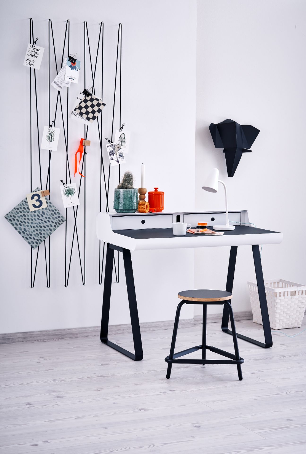 Weißer PS10 Sekretär von Müller Möbelfabrikation mit schwarzem Gestell und passendem Hocker im modernen Arbeitszimmer.