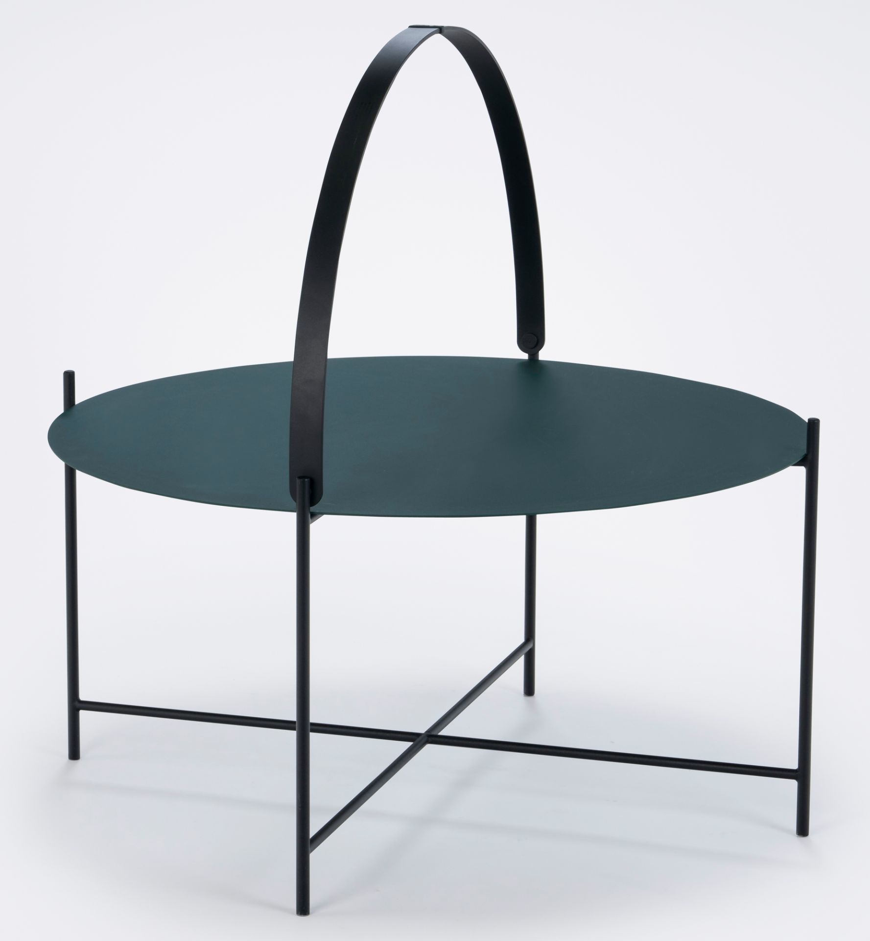 Houe Edge Tray Table Beistelltisch groß in Grün mit schwarzem Metallgestell und Tragegriff.
