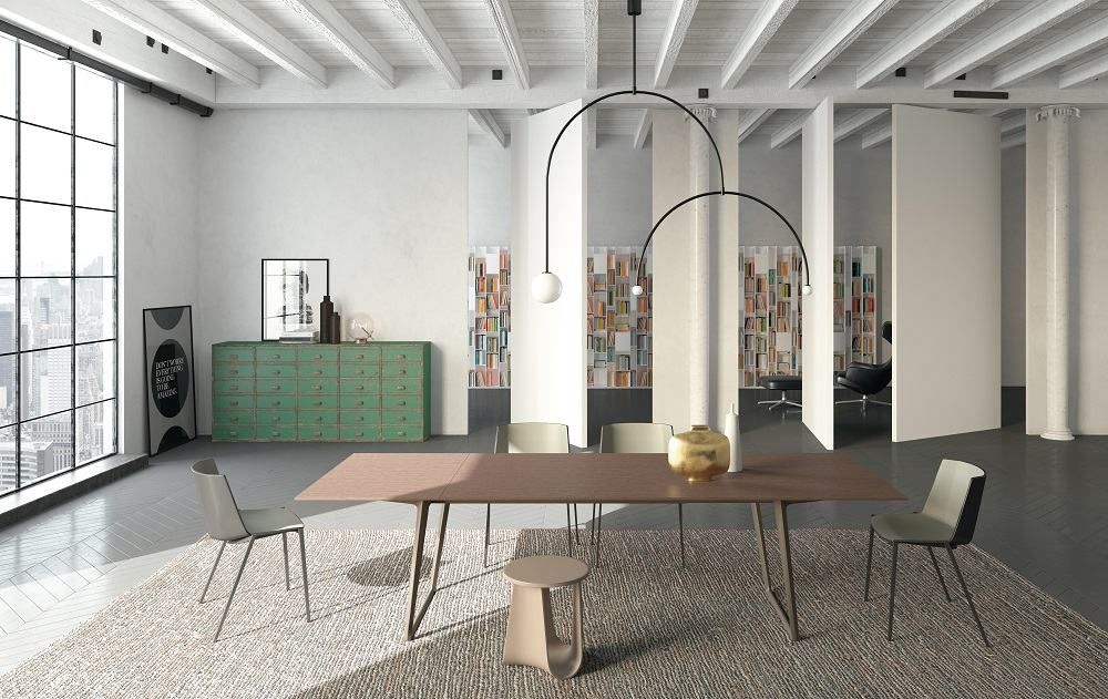 AÏKU Stuhl mit schwarzen Metallbeinen von MDF Italia in modernem Wohnraum. Design Stuhl.