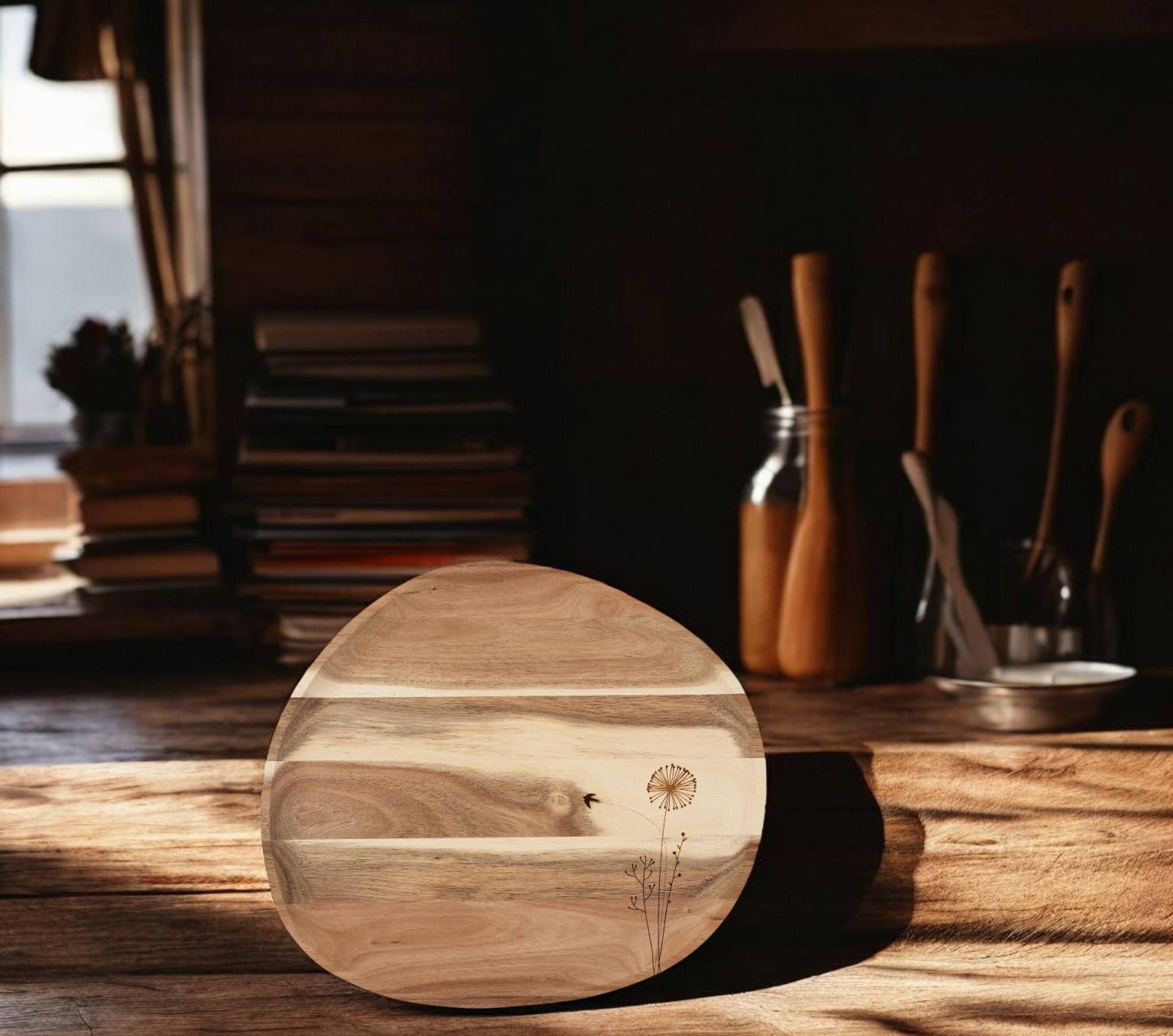 Wunderland Flora & Fauna Holztablett: Rustikales Serviertablett aus Holz mit Löwenzahn-Motiv für Küche und Dekoration.