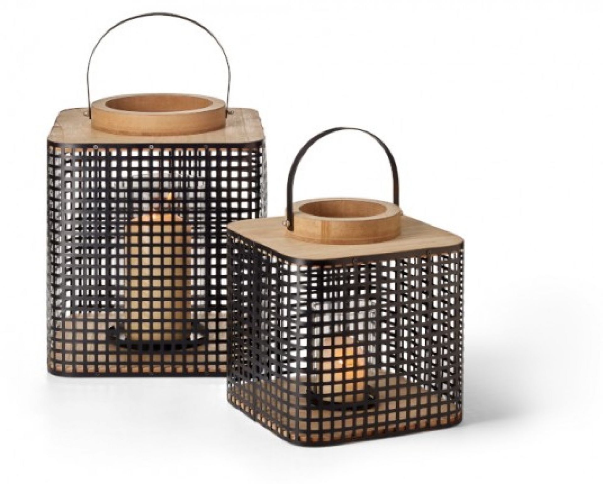 Zwei Asgar Laternen von Philippi aus Metall und Holz mit Kerzenlicht. Dekorative Windlichter für Innen und Außen.