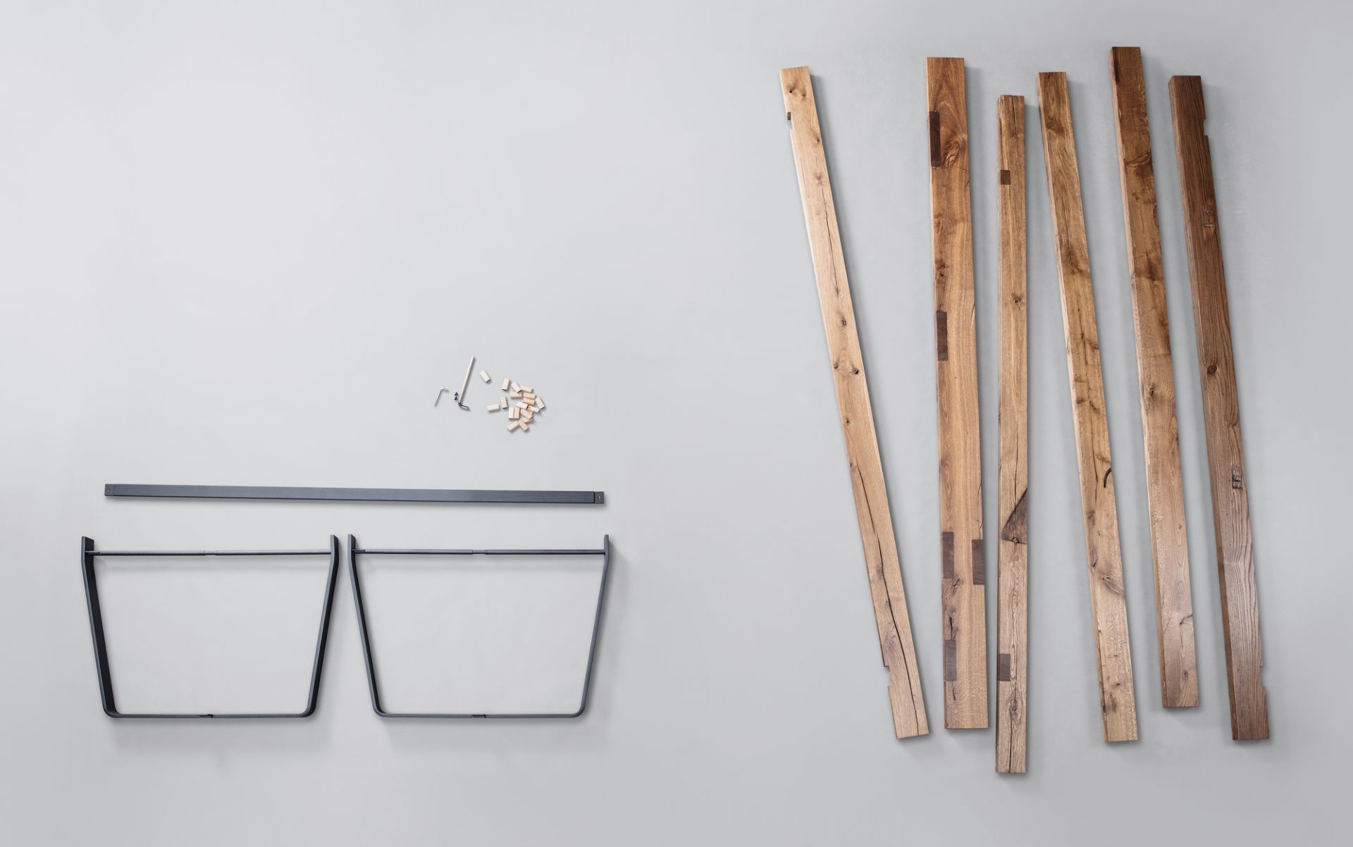 BB 11 Clamp Tisch Eiche: Einzelteile des Tisches, Eichenholzplatten, Tischbeine und Montagezubehör.