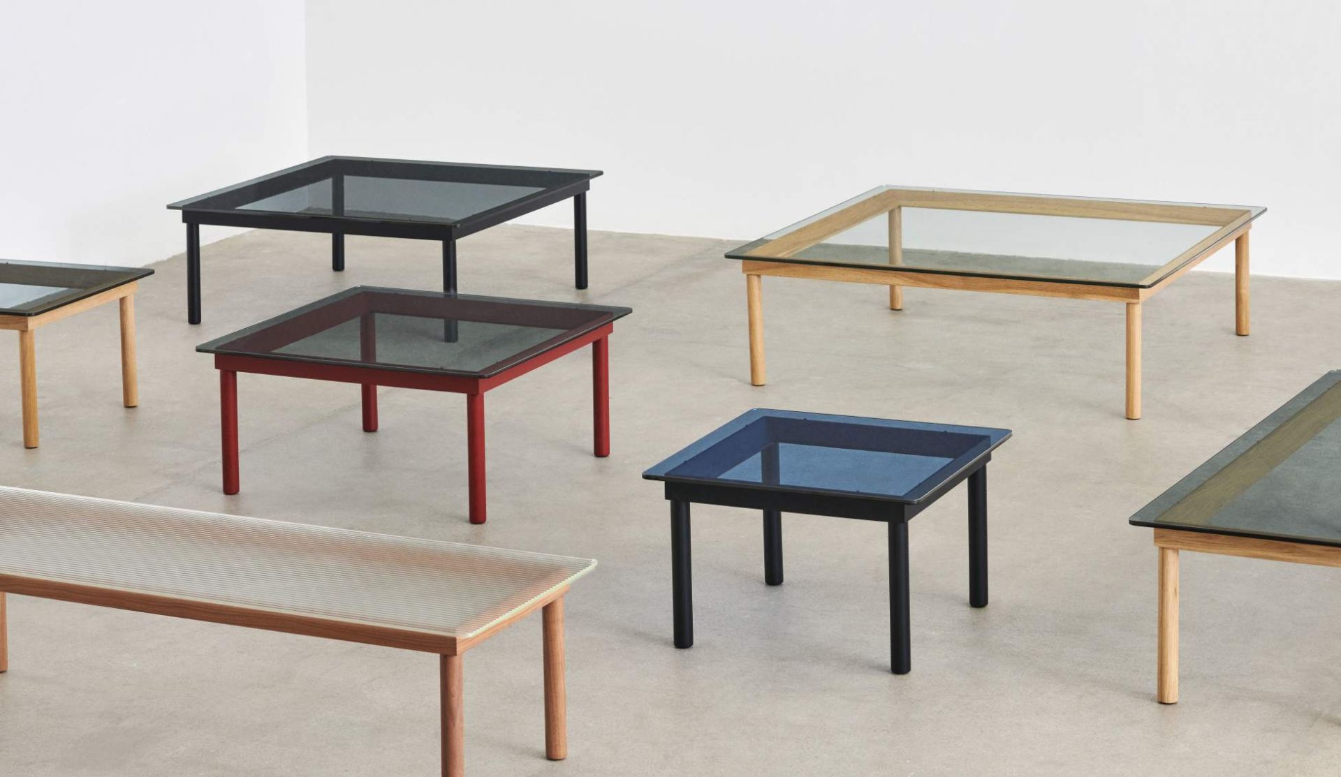Kofi Couchtisch von Hay: Quadratischer Tisch mit Eichengestell und geriffeltem Klarglas. Verschiedene Farben und Größen.