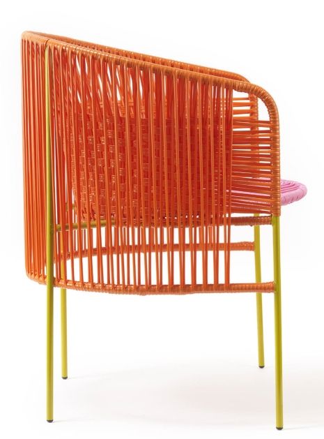 Caribe Dining Chair: Outdoor Stuhl in Orange, Rosa und Gelb, geflochtenes Design.