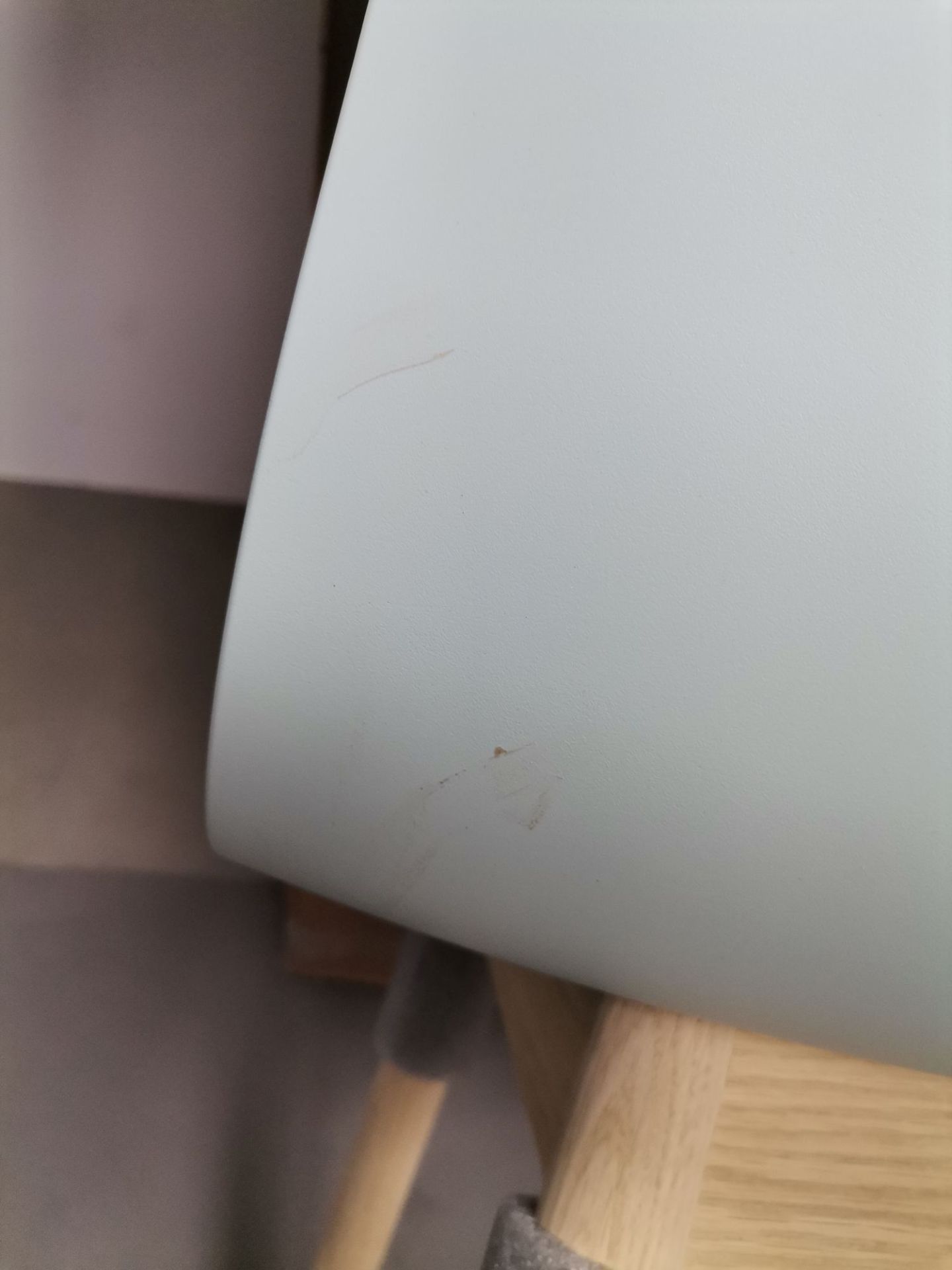 Detailaufnahme eines mintfarbenen About a Chair AAC 12 Stuhls mit seifigen Eichenbeinen, Mängelexemplar.