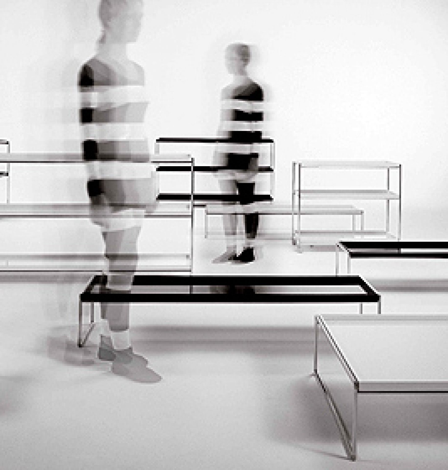 Trays Regal von Kartell, minimalistisches Design mit schwarzen und weißen Ablageflächen und filigranem Metallgestell.