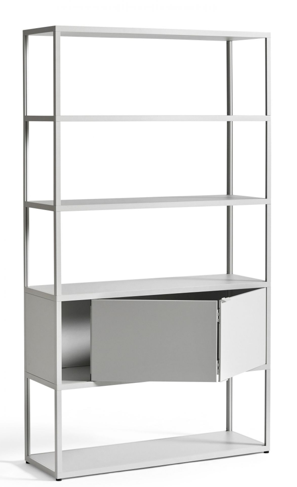 Helles New Order Regal von Hay mit offenen Regalböden und einem Schrankelement.