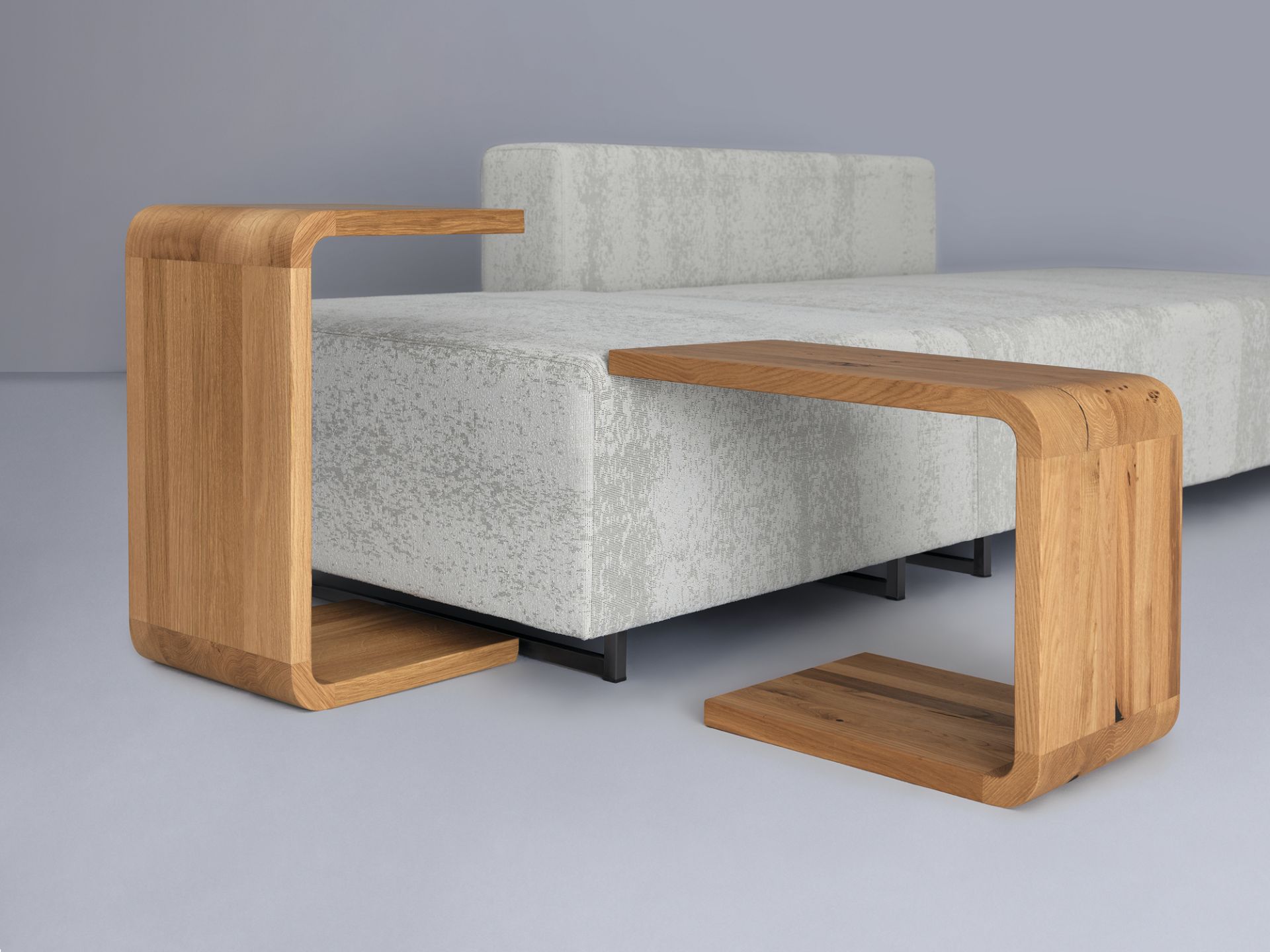 Waitress Beistelltisch aus Nussbaumholz neben einem modernen Sofa, ideal als Ablagefläche im Wohnzimmer.