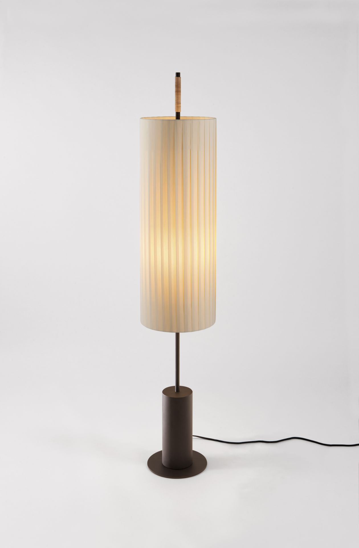 Dorica Stehleuchte von Santa & Cole: Moderne Stehlampe mit plissiertem Lampenschirm und braunem Fuß.