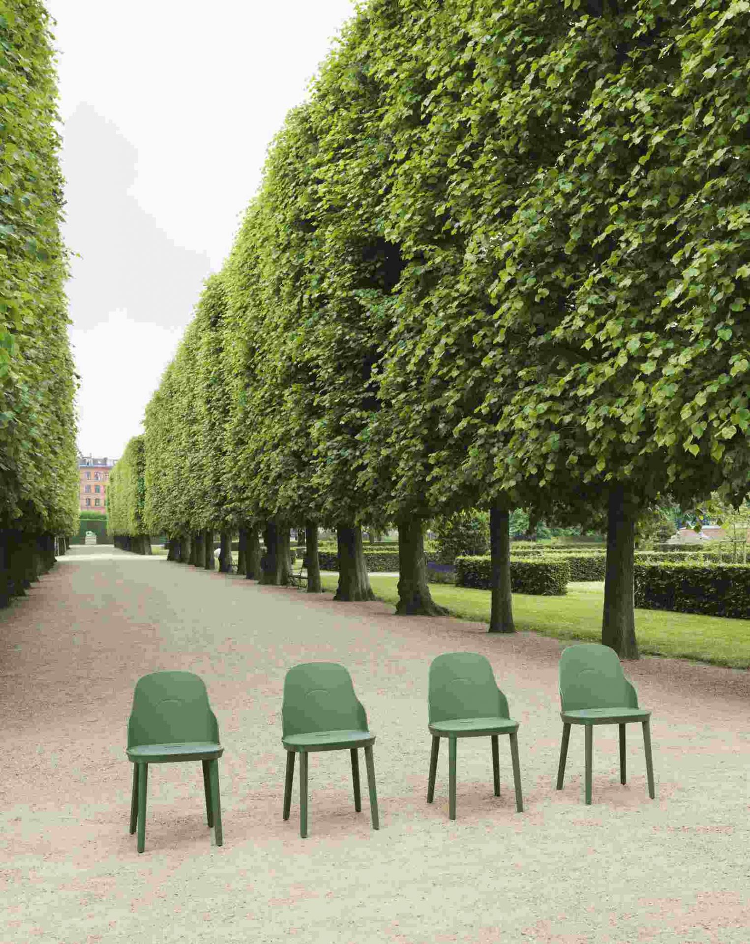 Vier grüne Allez Stühle von Normann Copenhagen im Park, Gartenstuhl aus Kunststoff.