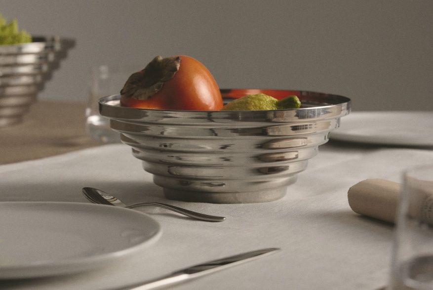 Nahaufnahme der Alessi Maya Schale, Ø 25 cm, gefüllt mit Obst, auf einem gedeckten Tisch.