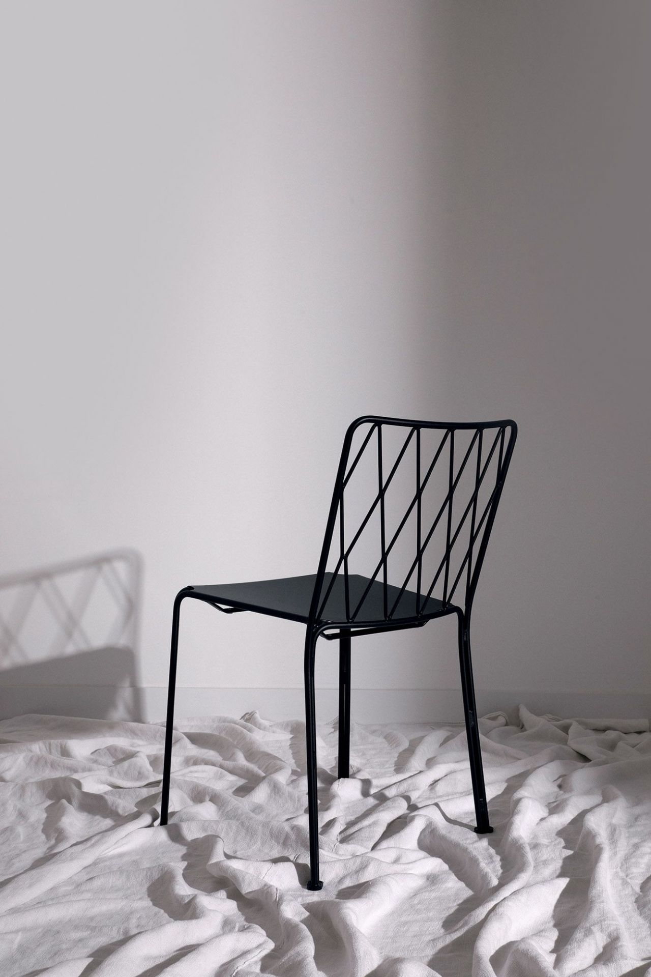 Schwarzer Kintbury Stuhl von Fermob für den Außenbereich, minimalistisches Design mit filigranem Stahlgestell.