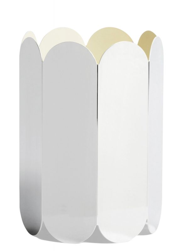 Arcs Vase L Mirror von Hay: Moderne, silberfarbene Design-Vase mit spiegelnder Oberfläche.