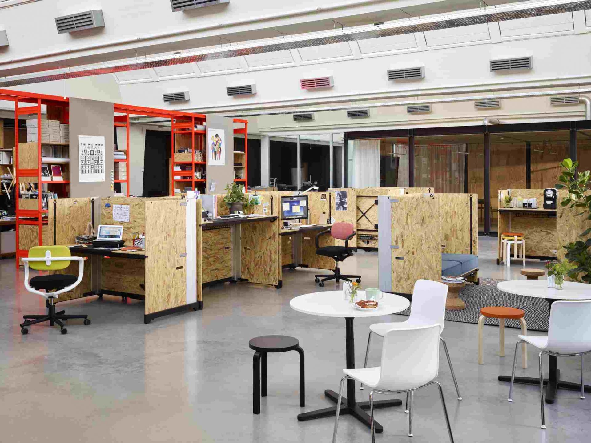 Heller Büroraum mit rundem, weißem Super Fold Table von Vitra als Besprechungstisch. Faltbarer Tisch für Konferenzräume.