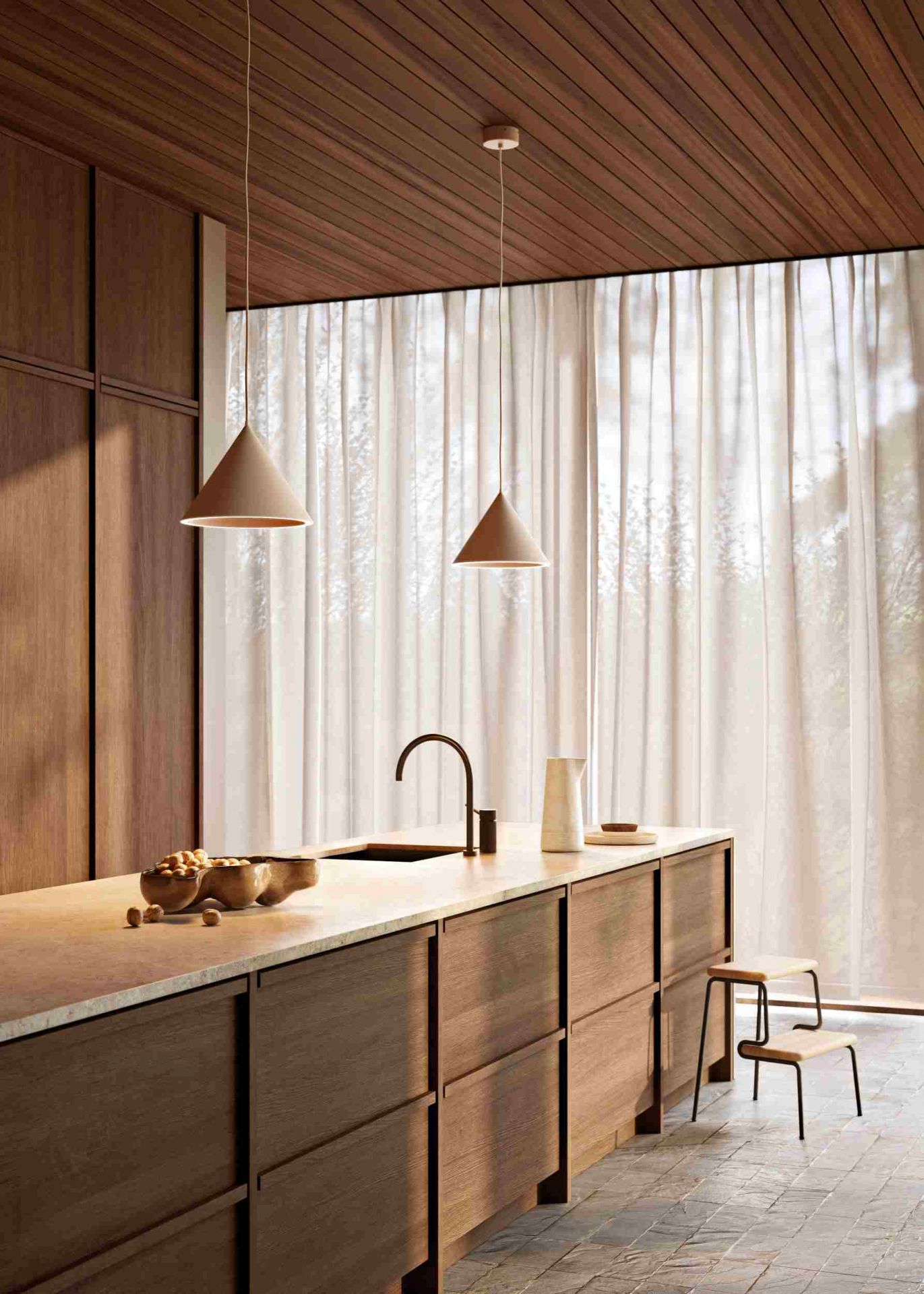 Woud Slalom Step Stool Tritthocker aus Holz in moderner Küche mit Kochinsel und Hängeleuchten.