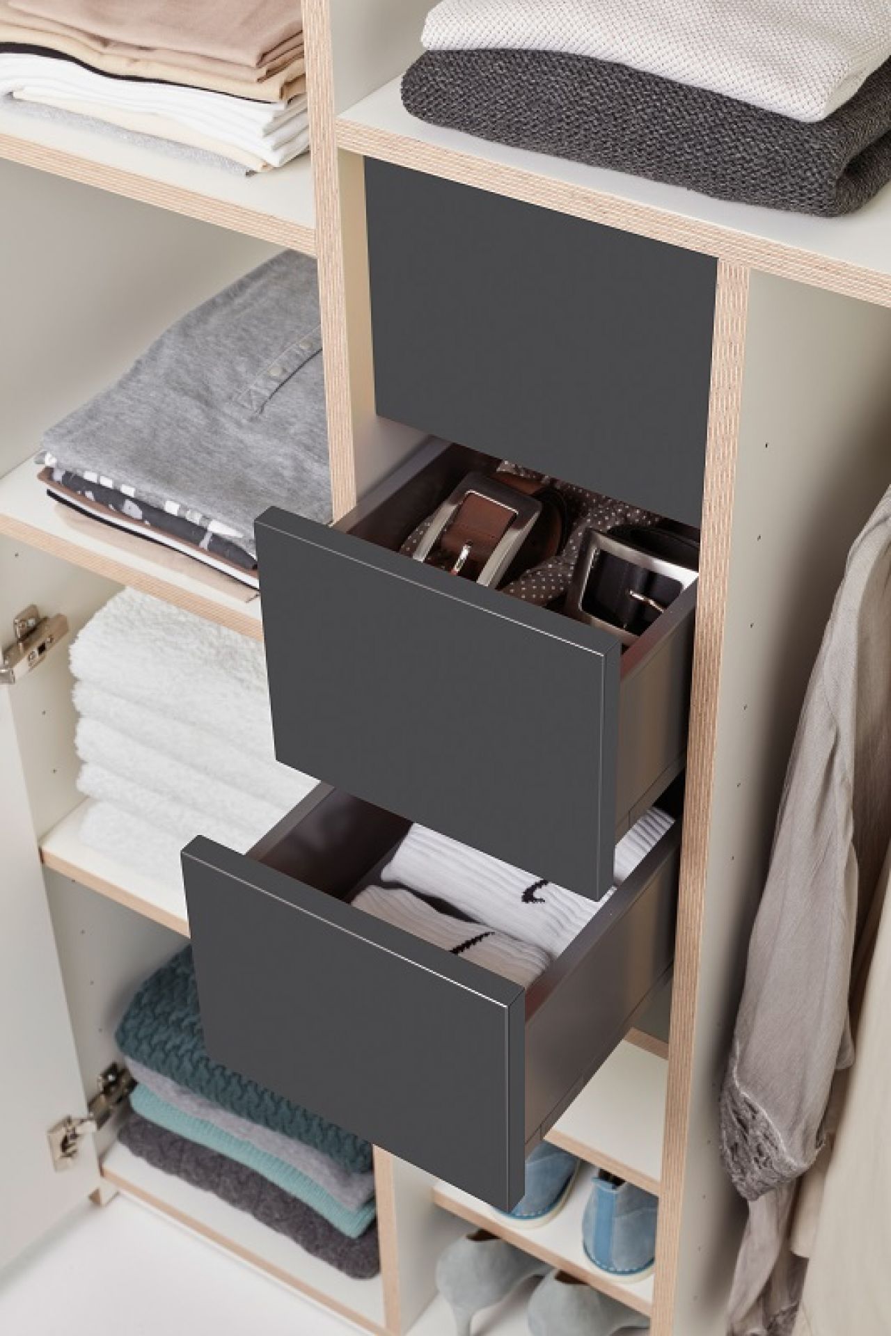 Detailaufnahme: Müller Möbelwerkstätten Kleiderschrank mit grauen Schubladen, für Kleidung und Accessoires.