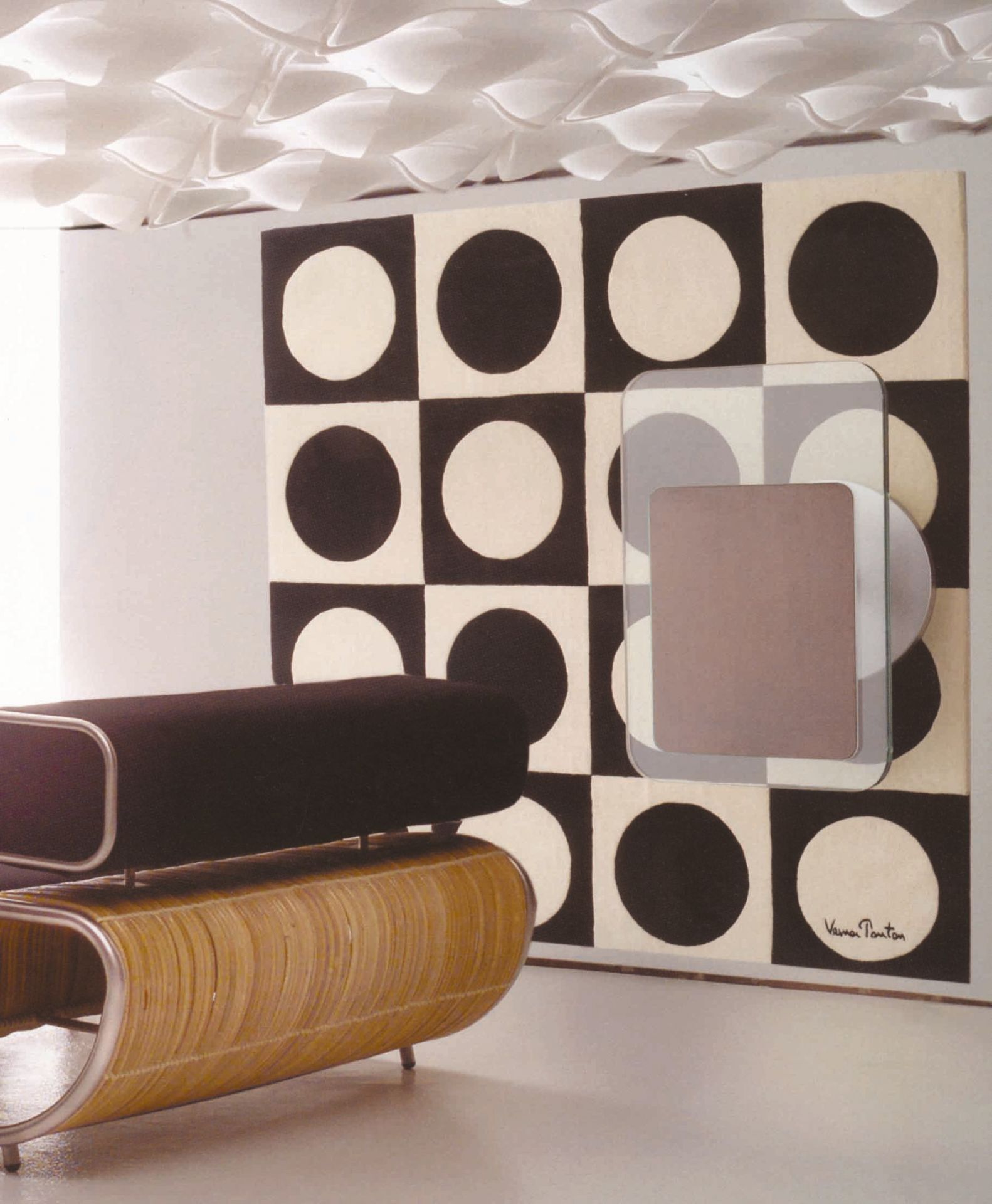 Panton Teppich mit Schachbrettmuster in Schwarz und Weiß, modernes Design für Wohnzimmer und Büro.