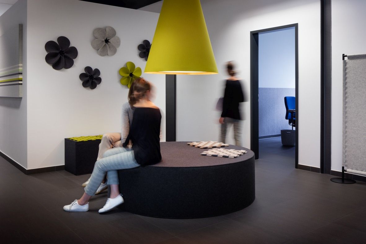 Big Rondo Sitzmöbel von Hey Sign: Großer, runder Sitzpouf aus Filz in modernem Büro.