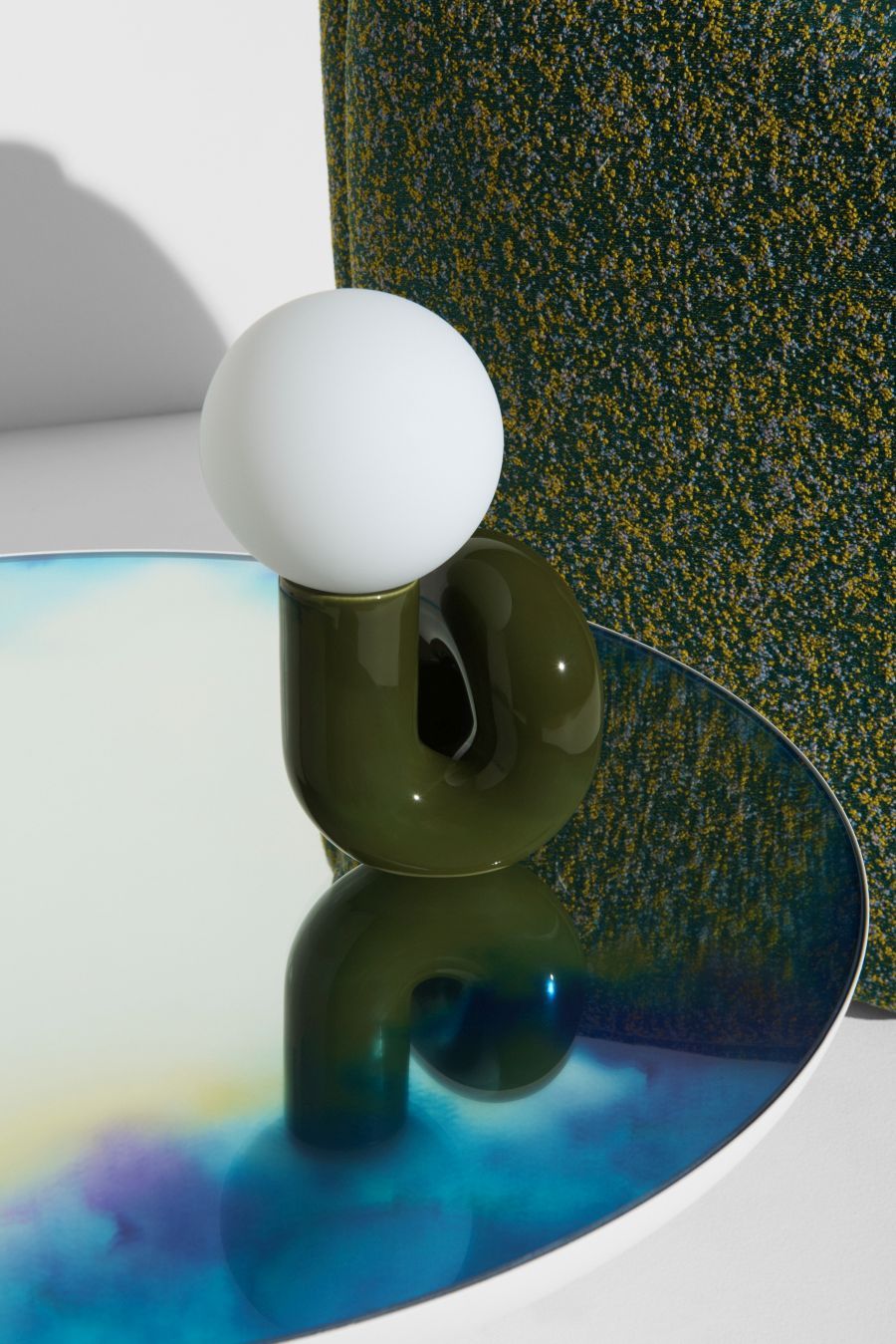 Grüne Neotenic Tischleuchte von Petite Friture mit weißem Lampenschirm auf einem Tisch.