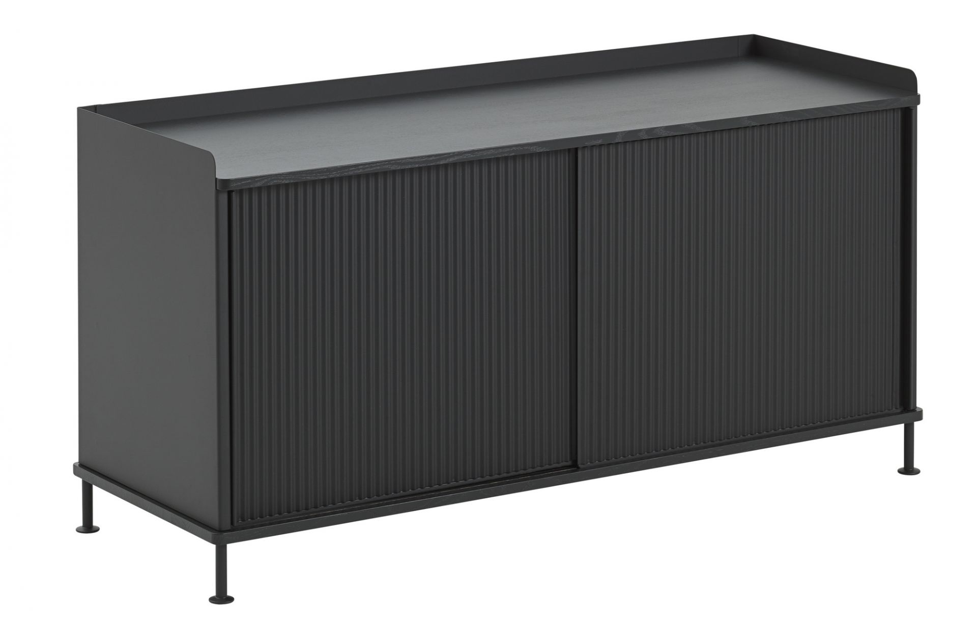 Schwarzes Muuto Enfold Sideboard Low mit Schiebetüren und filigranen Füßen für modernes Wohnen.