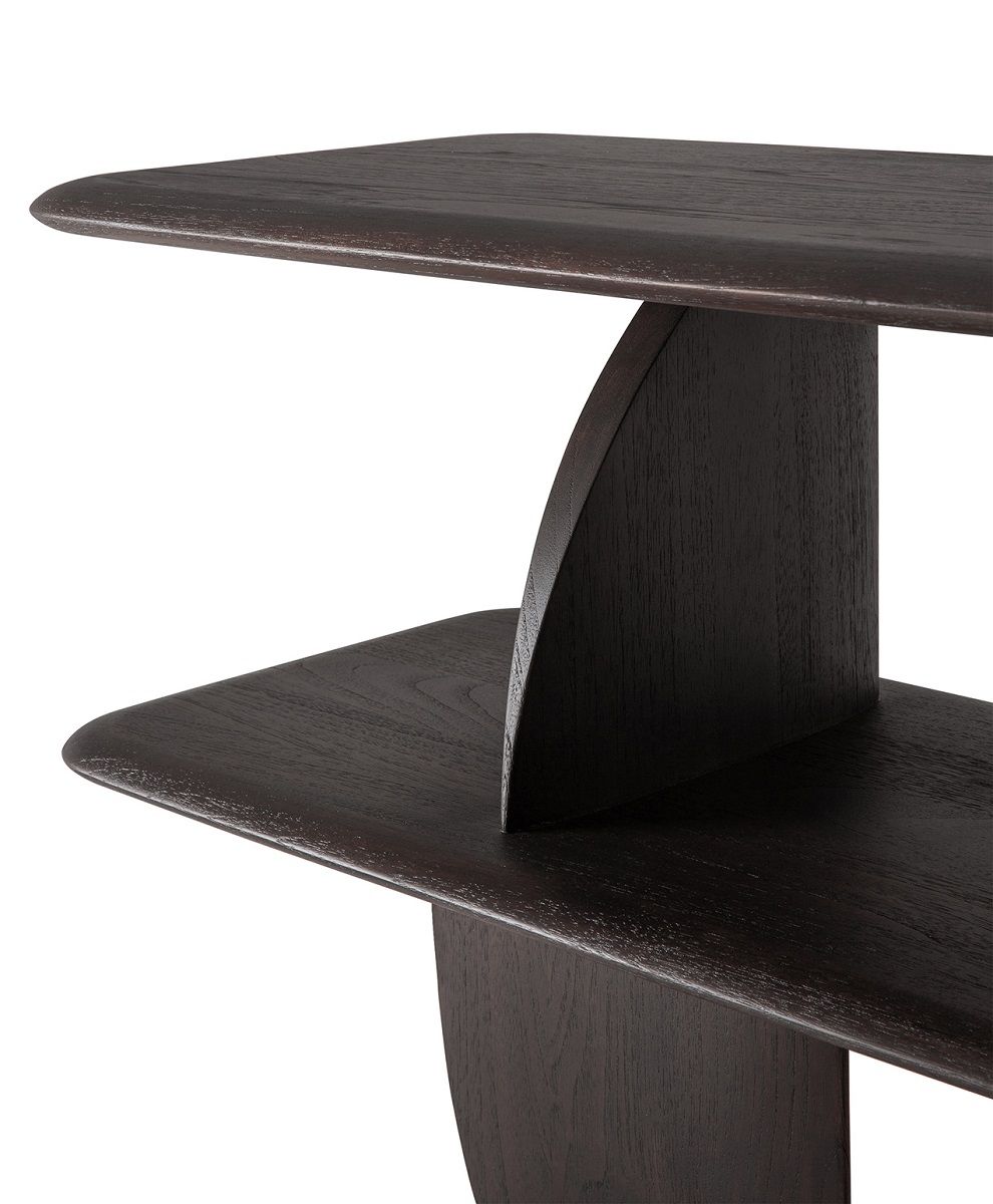 Nahaufnahme: Geometric Konsole/Beistelltisch aus dunklem Teakholz von Ethnicraft mit zwei Ablageflächen.